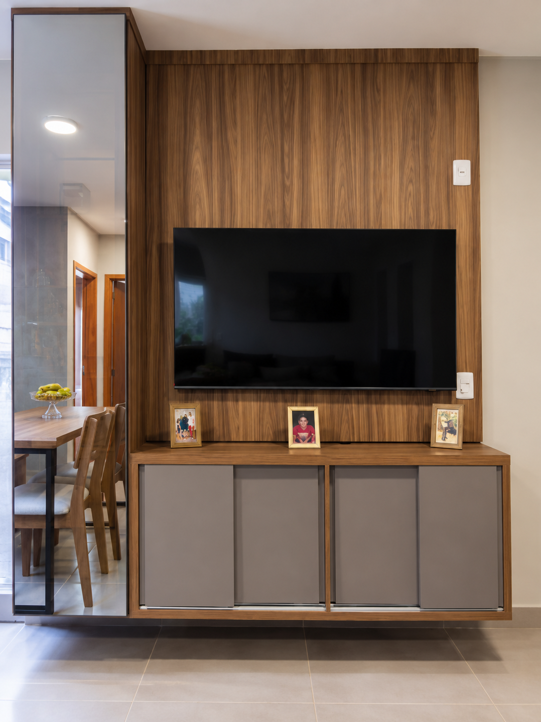 Painel de TV em madeira com armário inferior