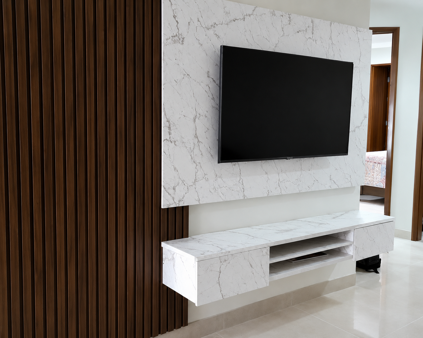 Painel de TV com ripado em madeira e acabamento em mármore claro